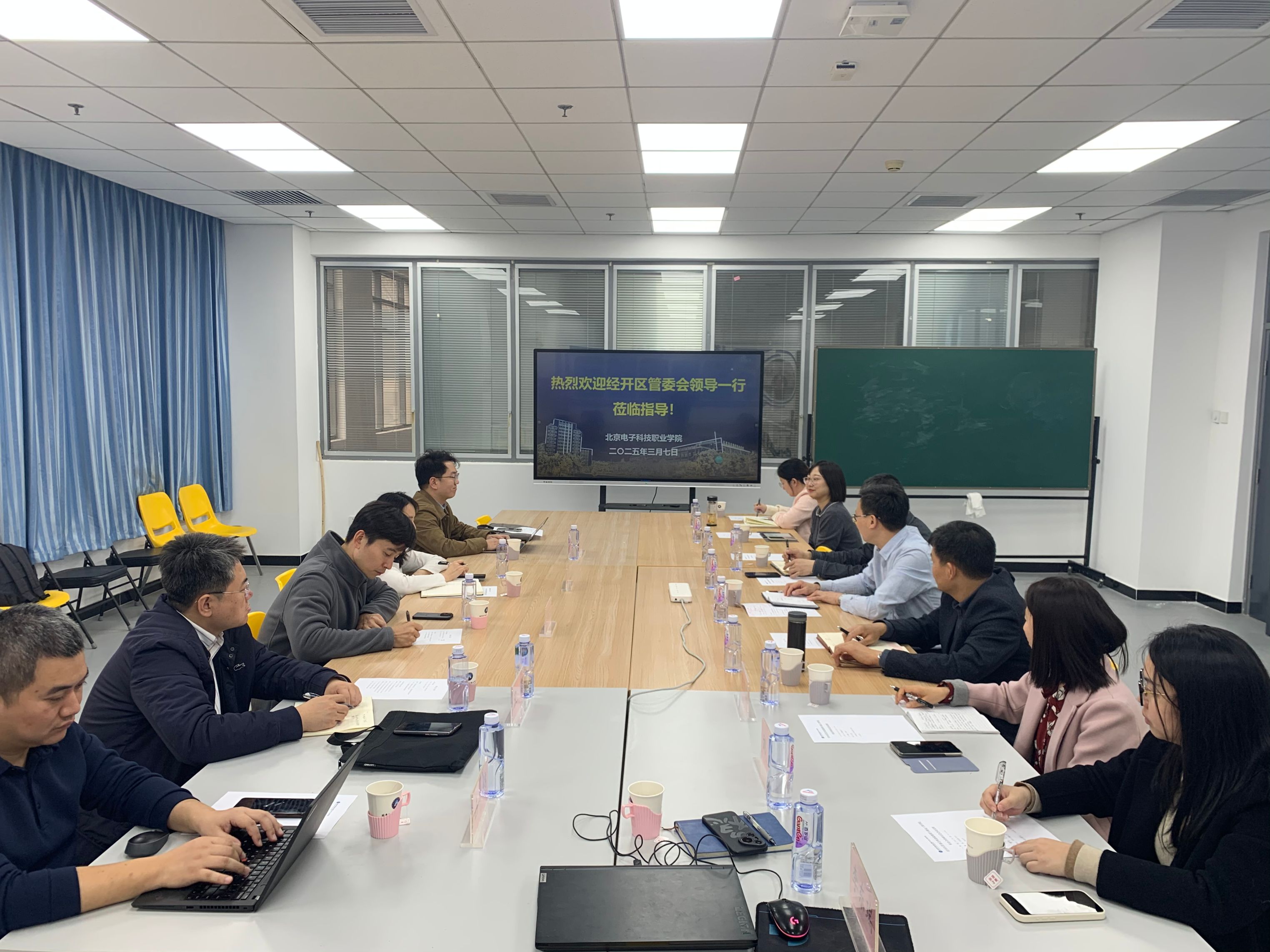 聚焦教育科技融合 市经开区信息技术产业局与思谋集团到校调研交流